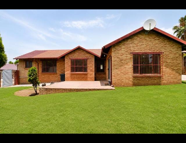 4 BEDROOM HOUSE FOR SALE IN HEUWELOORD